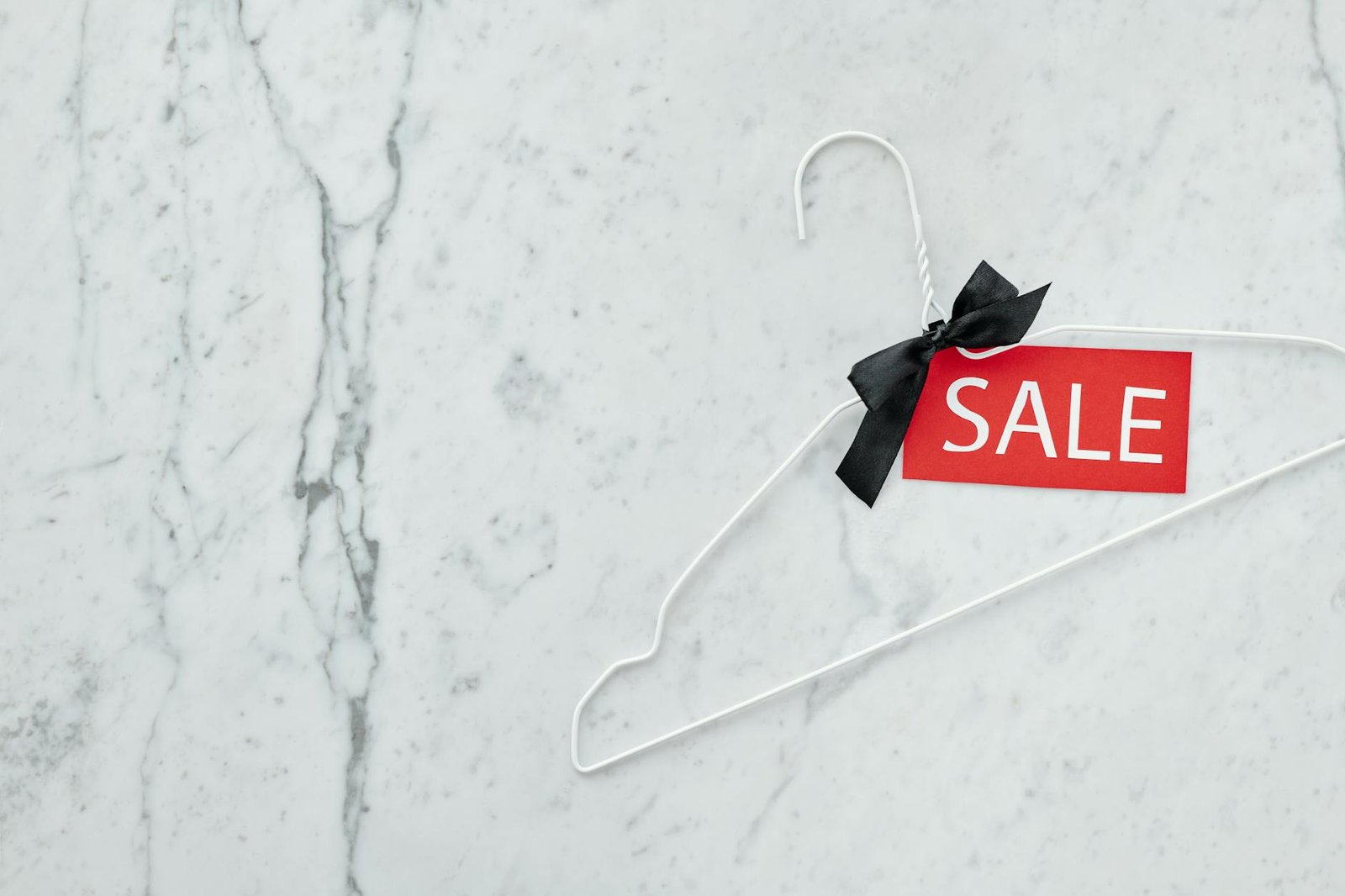 Cartellini di sconto su capi appesi in un negozio