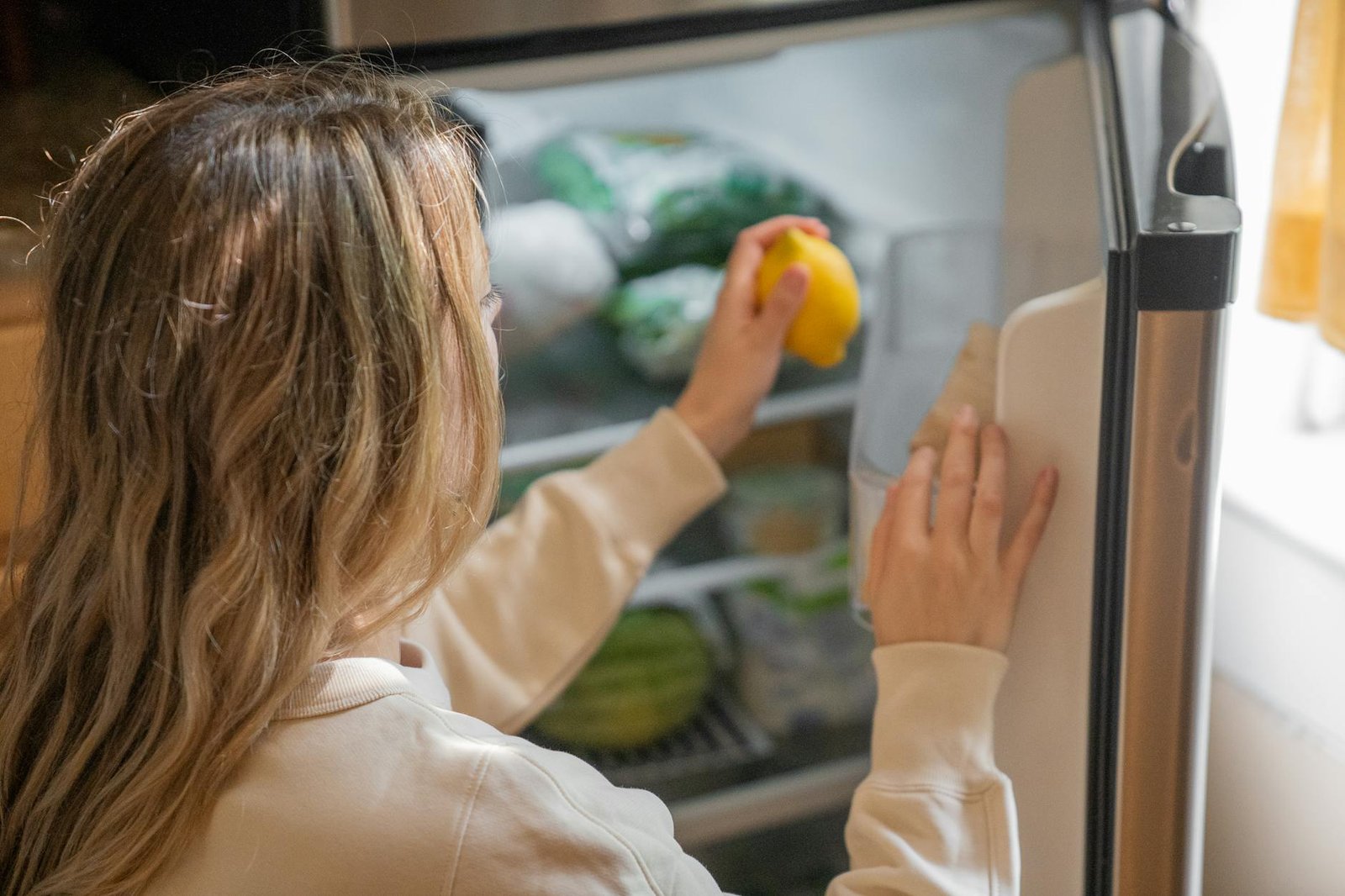 Vaschette di pasti pronti pronti in frigorifero