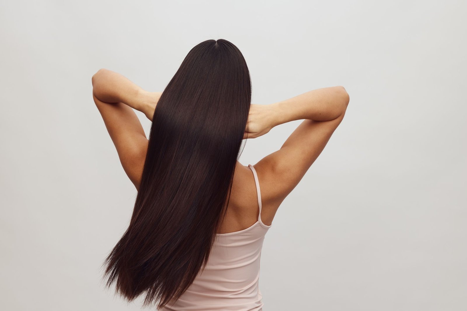 Dettaglio di capelli lisci e luminosi dopo la piastra