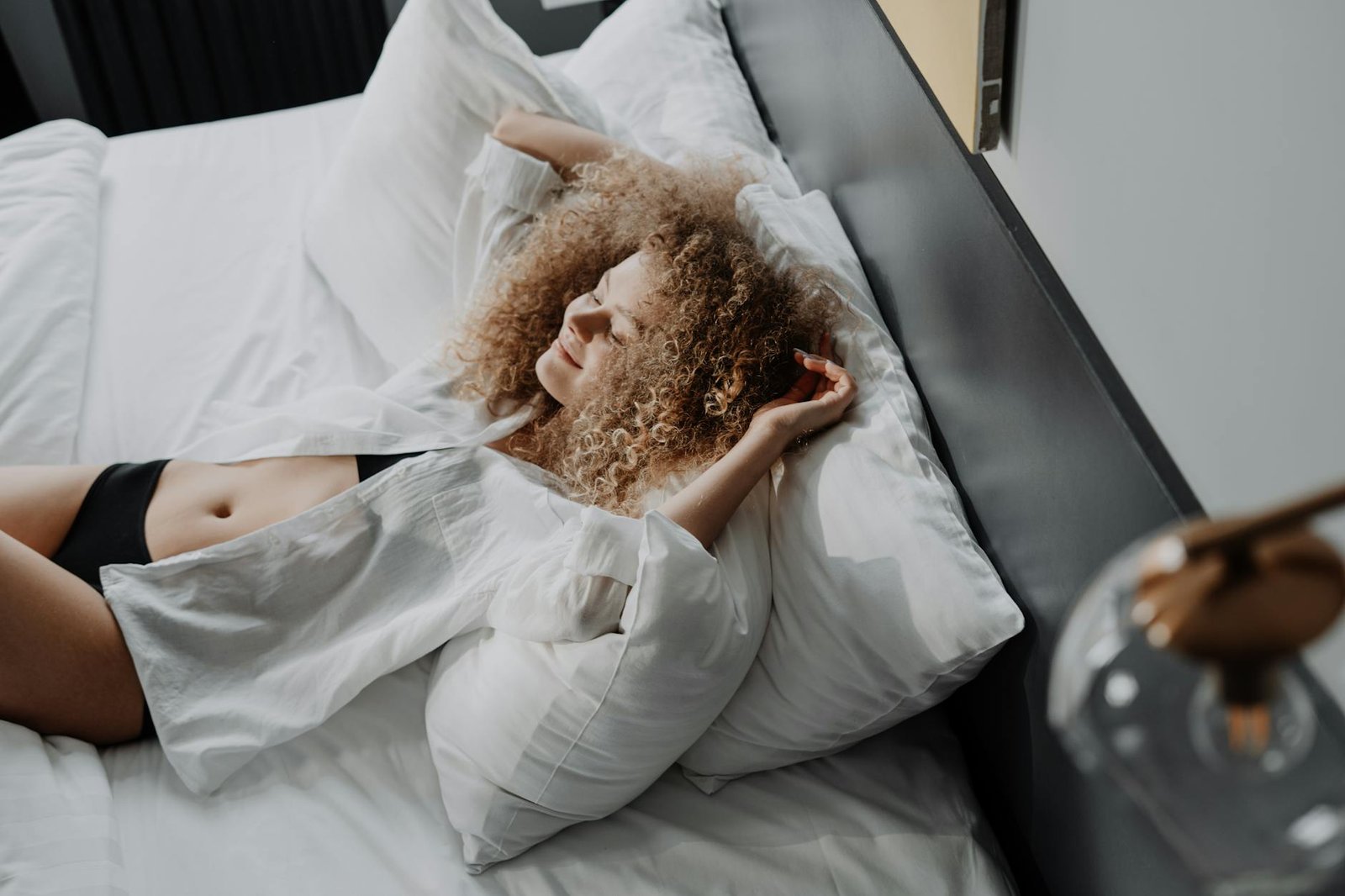 Donna che dorme su una federa di seta con i capelli sciolti