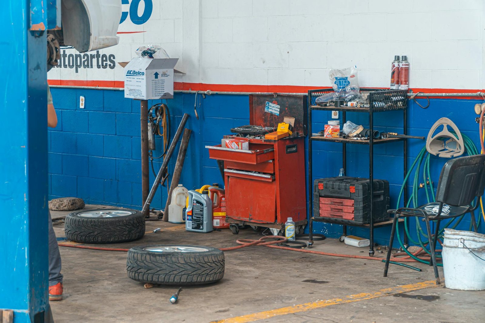 Meccanico al lavoro su pneumatici in officina