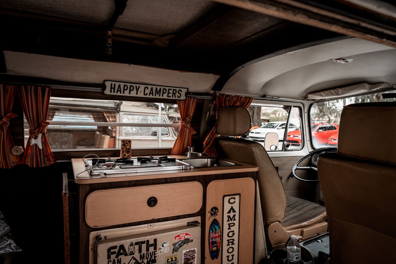 Interno di un camper con dispositivi alimentati a energia portatile