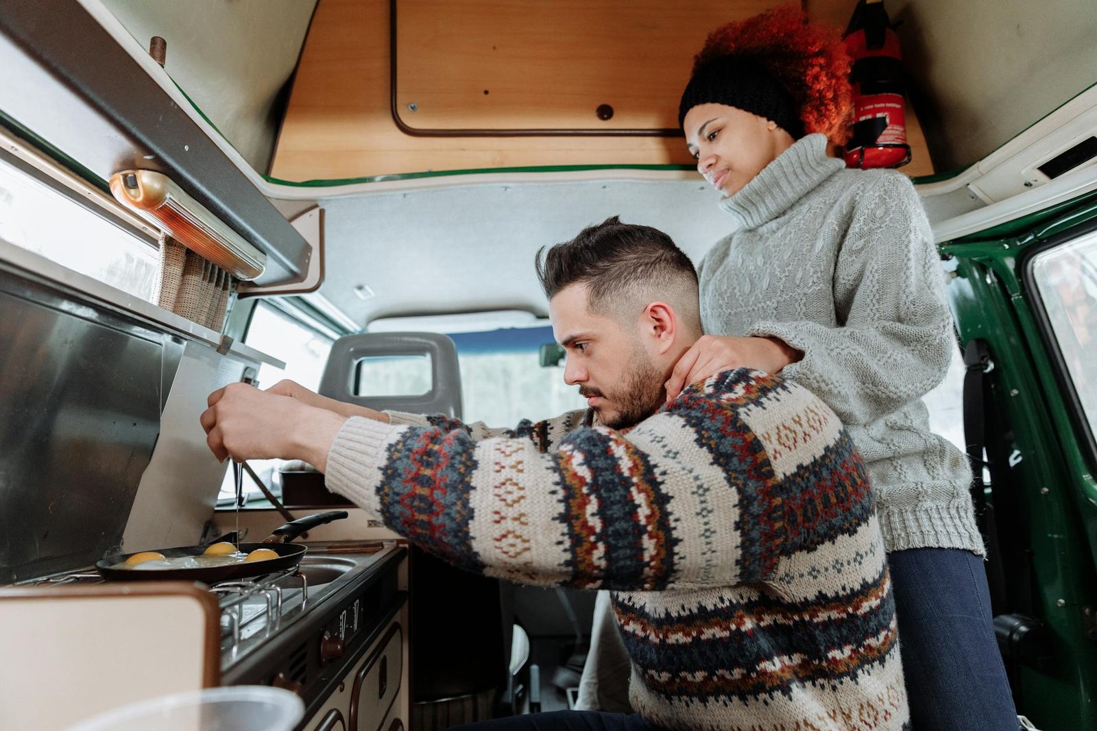 Interno di un camper con dispositivi elettrici alimentati a batteria