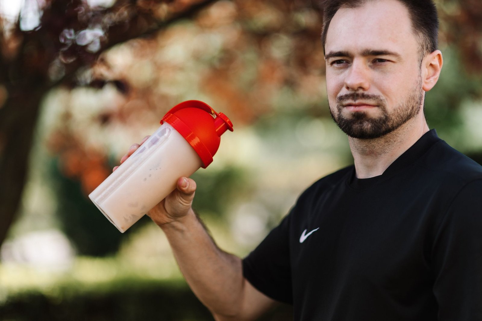 Sportivo che beve uno shaker di proteine dopo l'allenamento