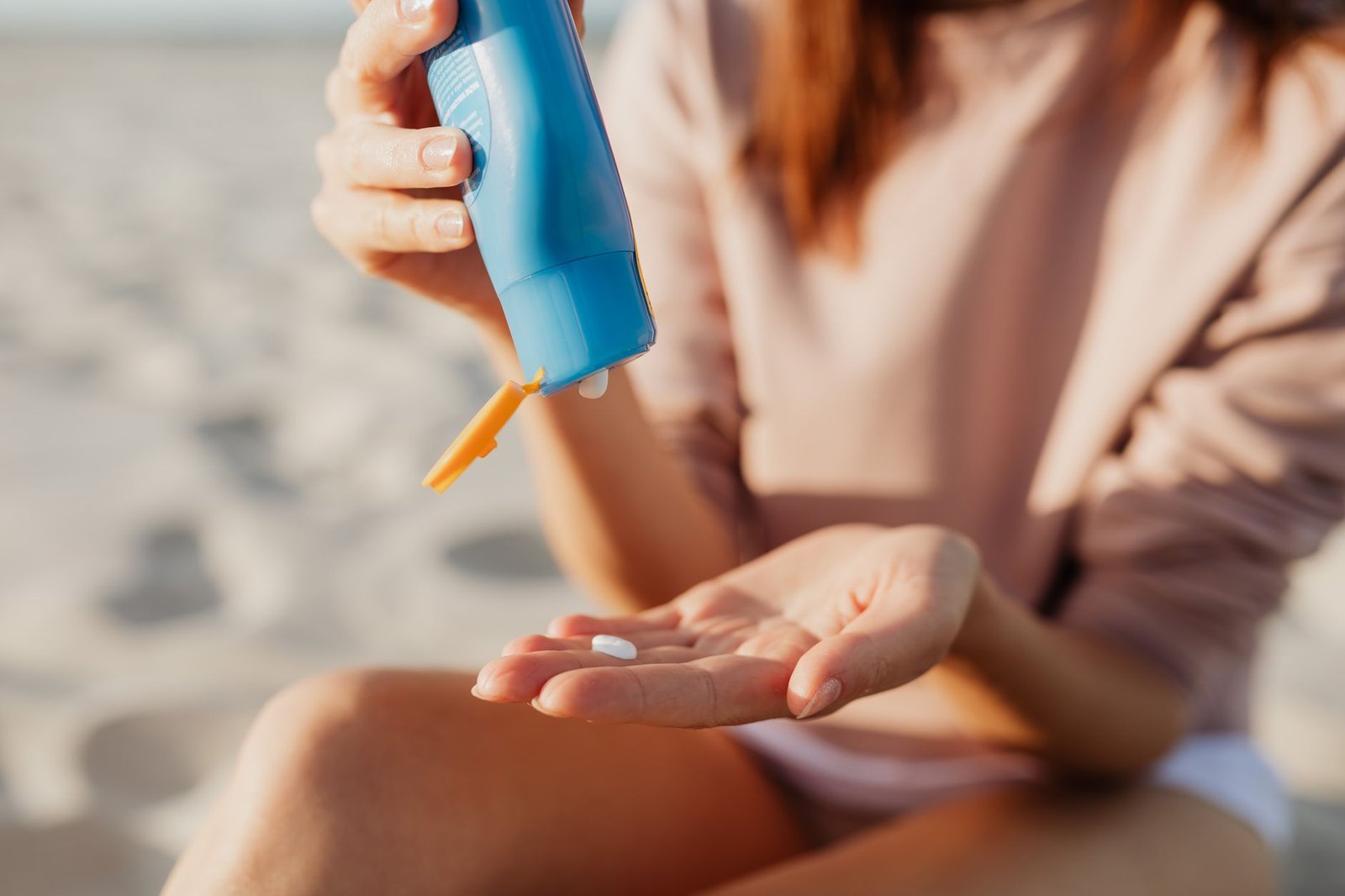 Applicazione della crema solare sulla pelle in spiaggia