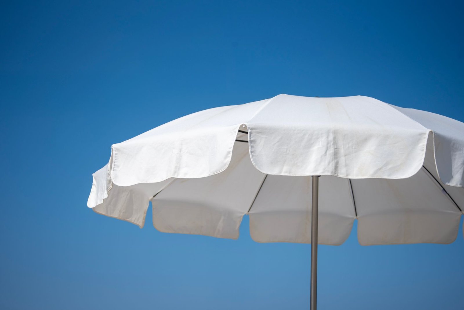 Spiaggia soleggiata con ombrellone e protezione dal sole