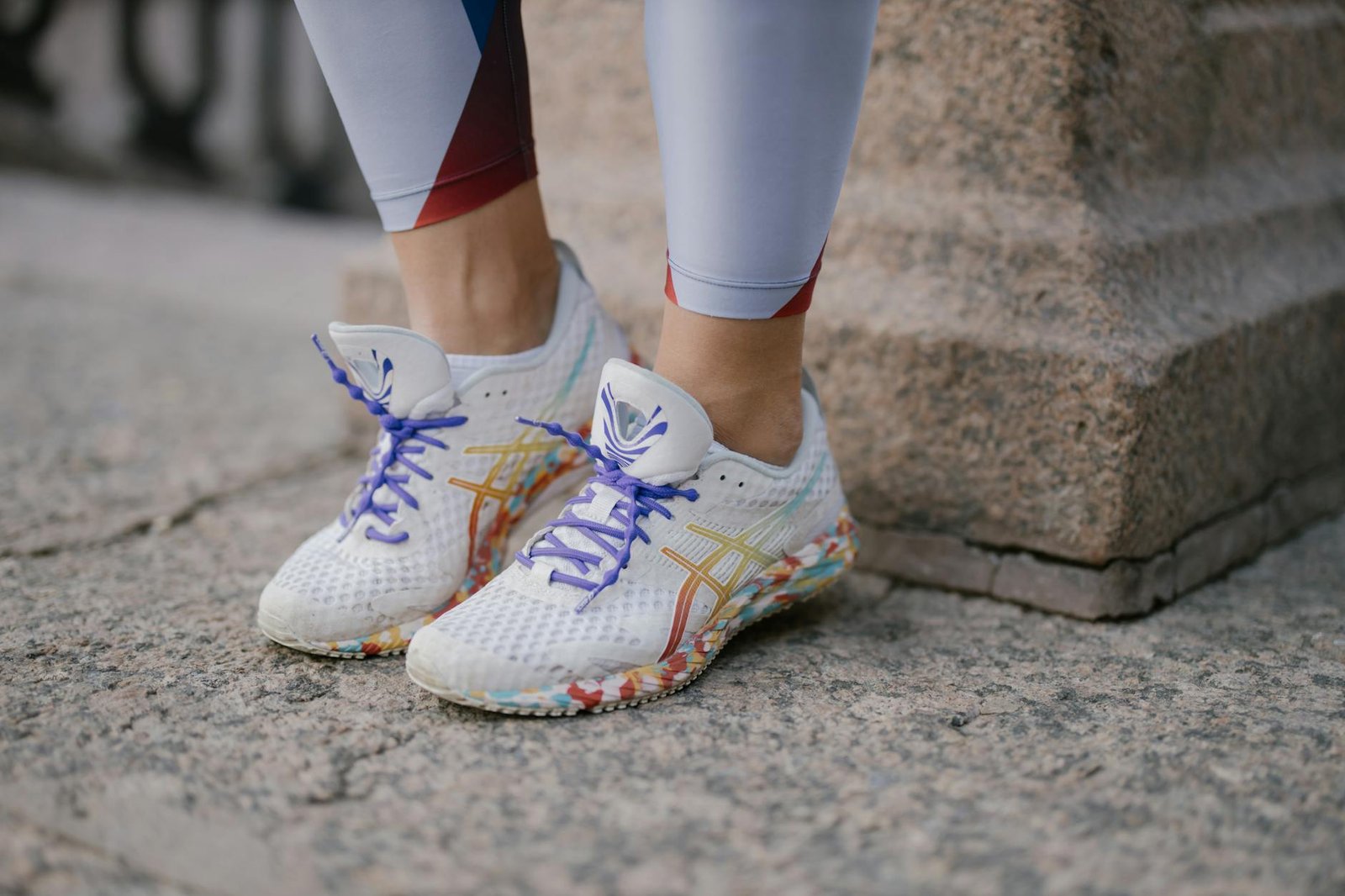 Sneakers bianche da corsa primo piano