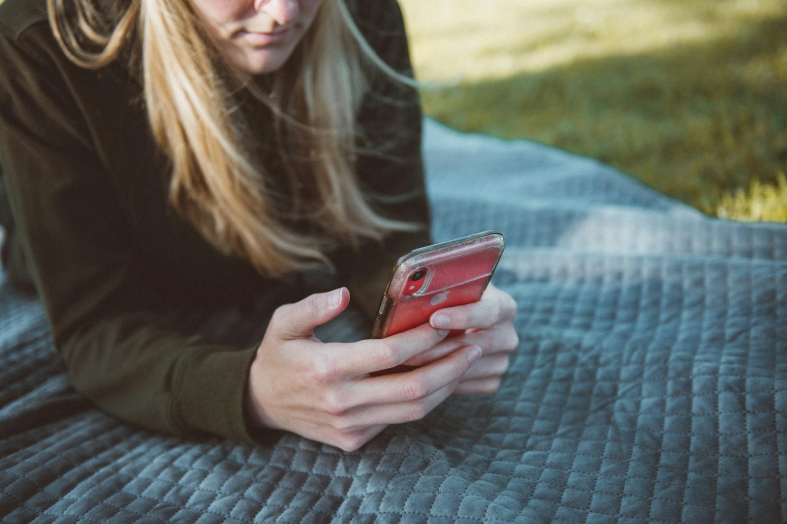 Persona che usa lo smartphone con una SIM ricaricabile attiva