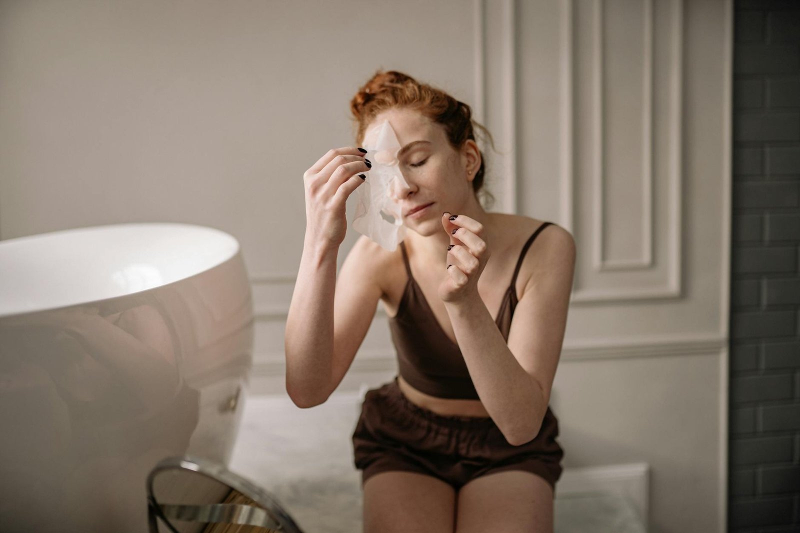 Maschera in tessuto applicata sul viso durante la routine di skincare