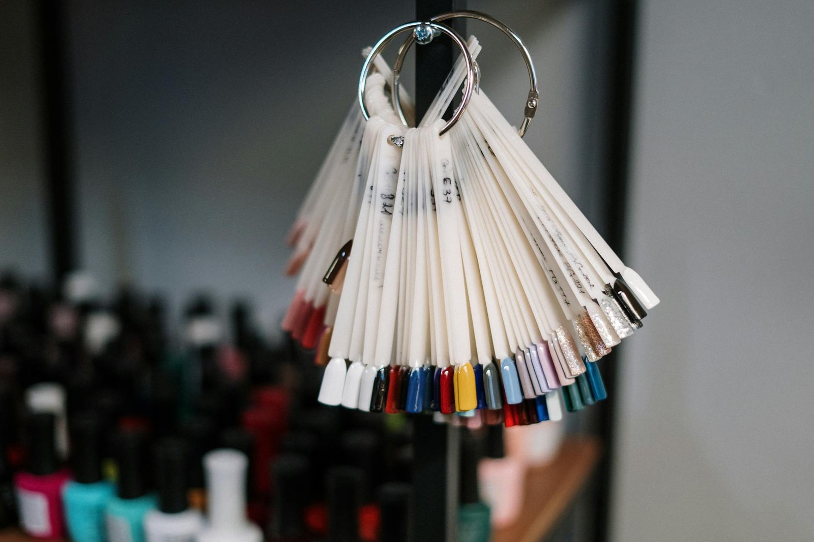 Flaconi di smalto semipermanente colorati disposti per una nail art
