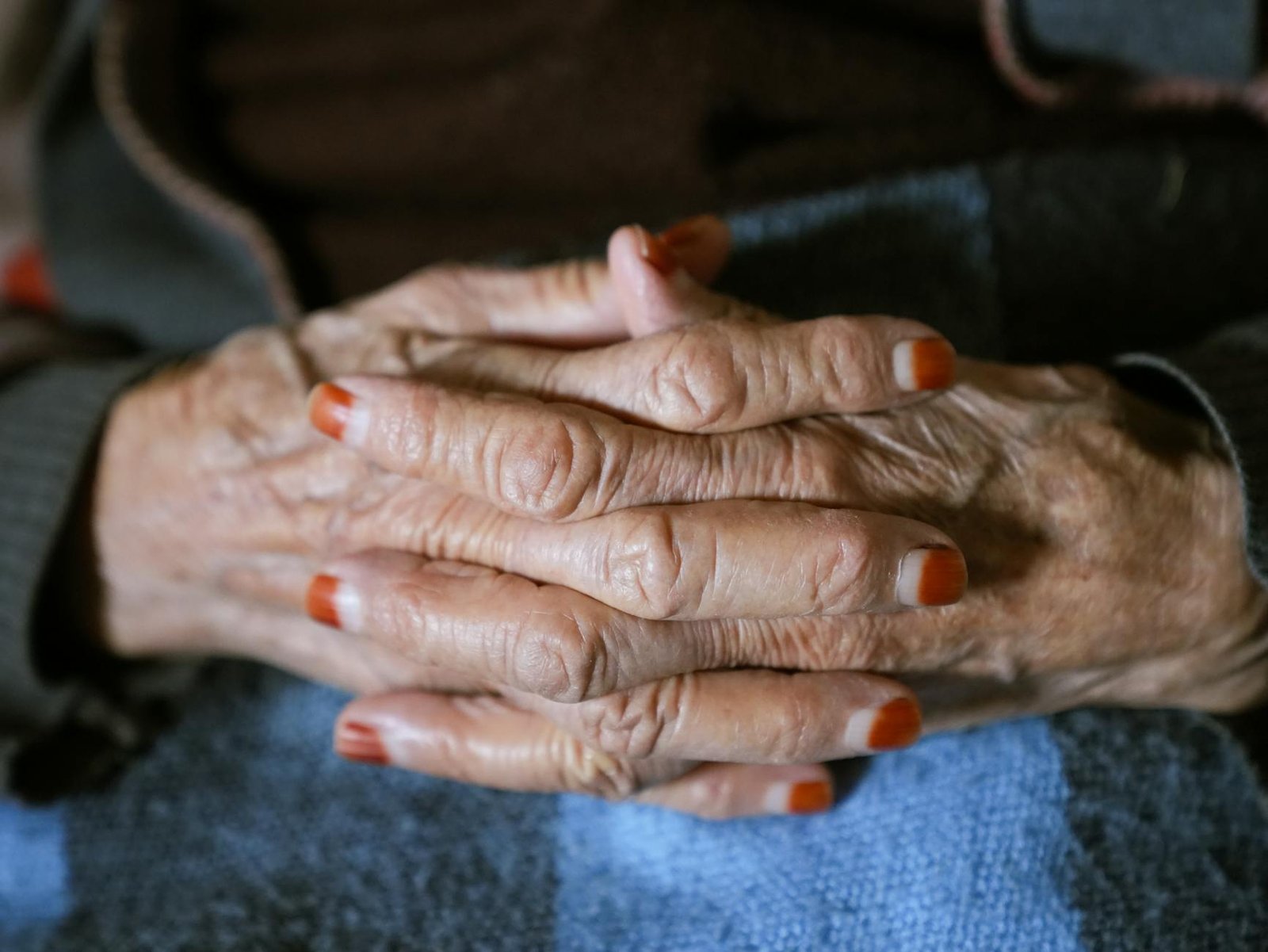 Dettaglio di unghie con manicure semipermanente lucida e duratura