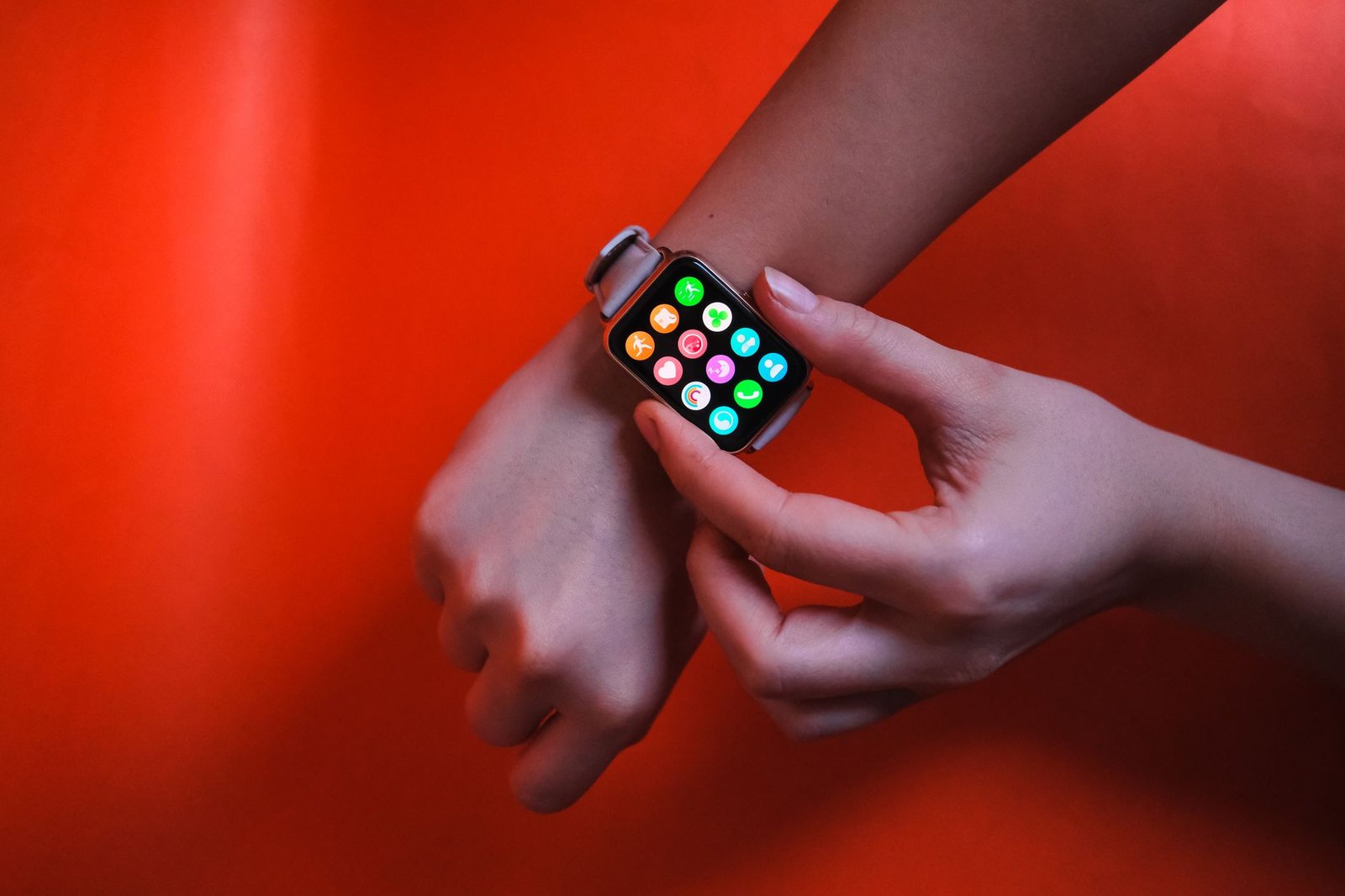 Smartwatch che mostra dati di sonno e notifiche, dettaglio interfaccia