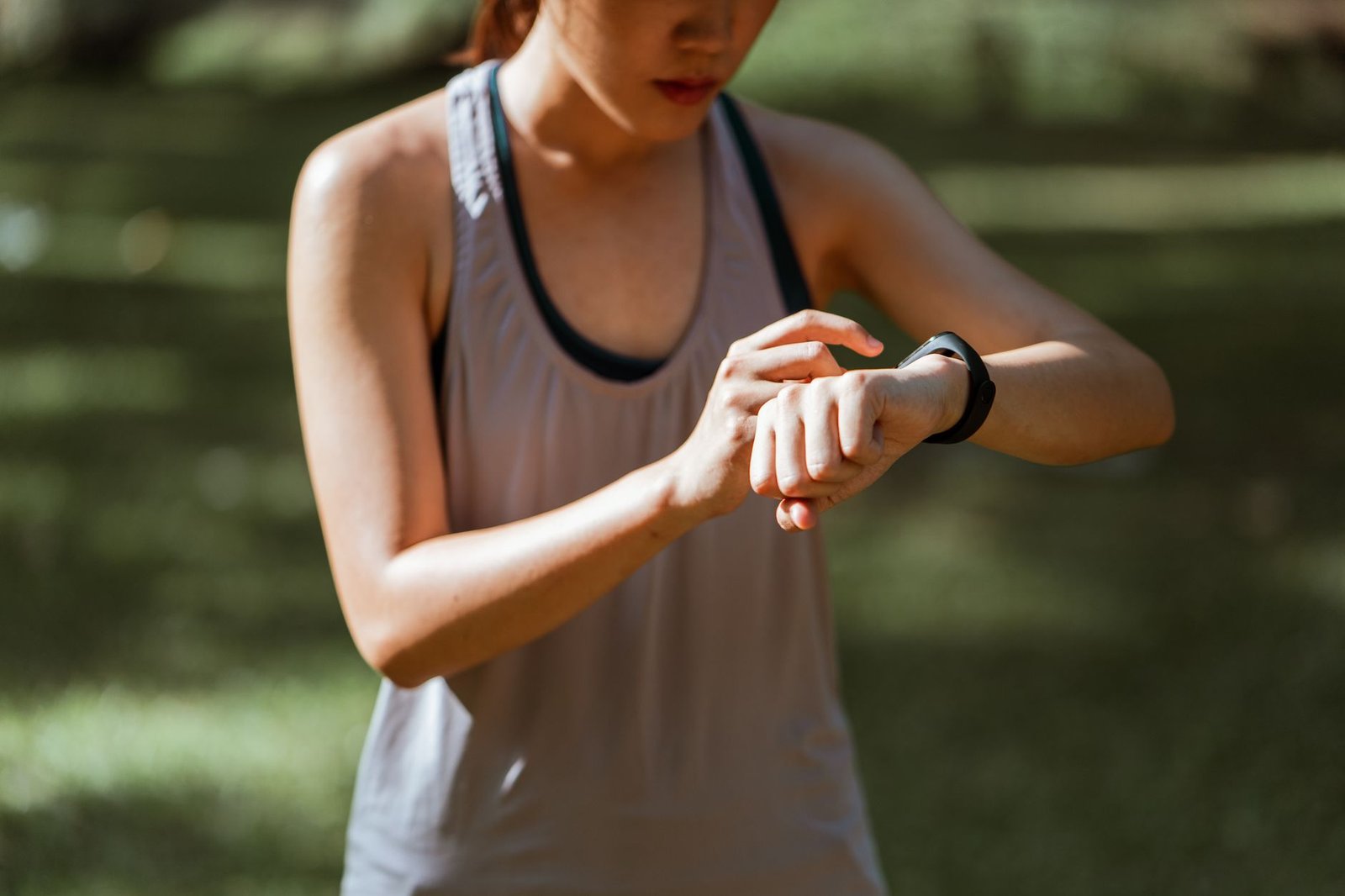 Persona che corre all'aperto controllando lo smartwatch