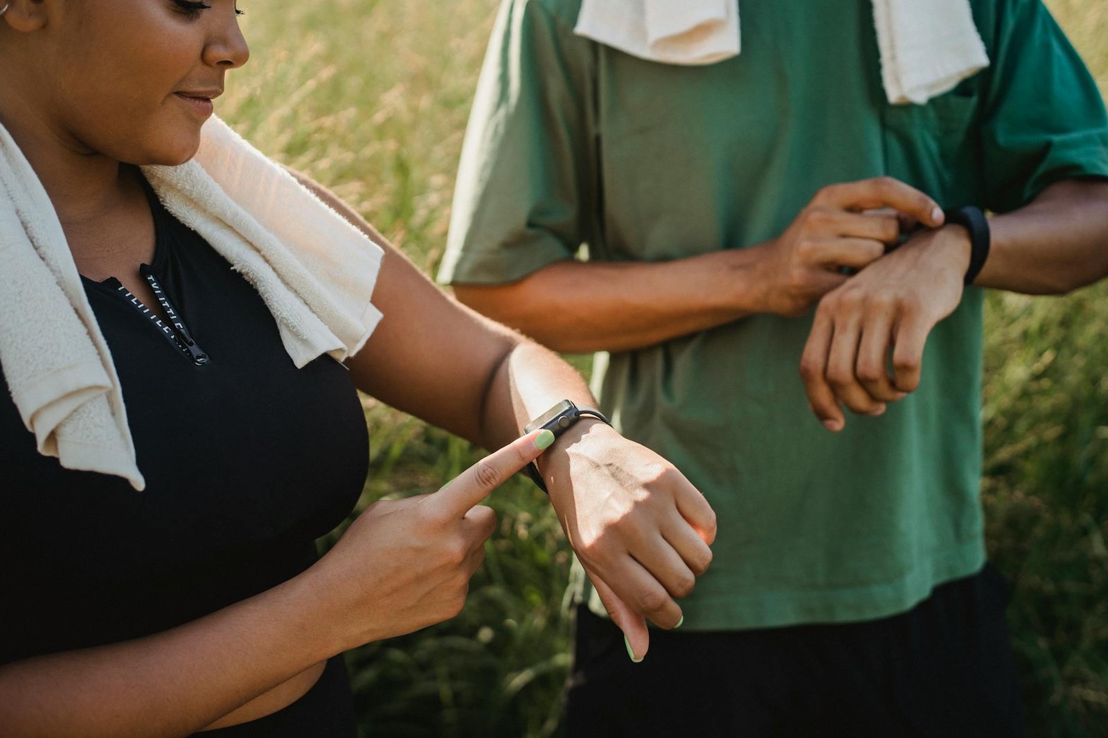 Persona che controlla lo smartwatch al polso durante una corsa