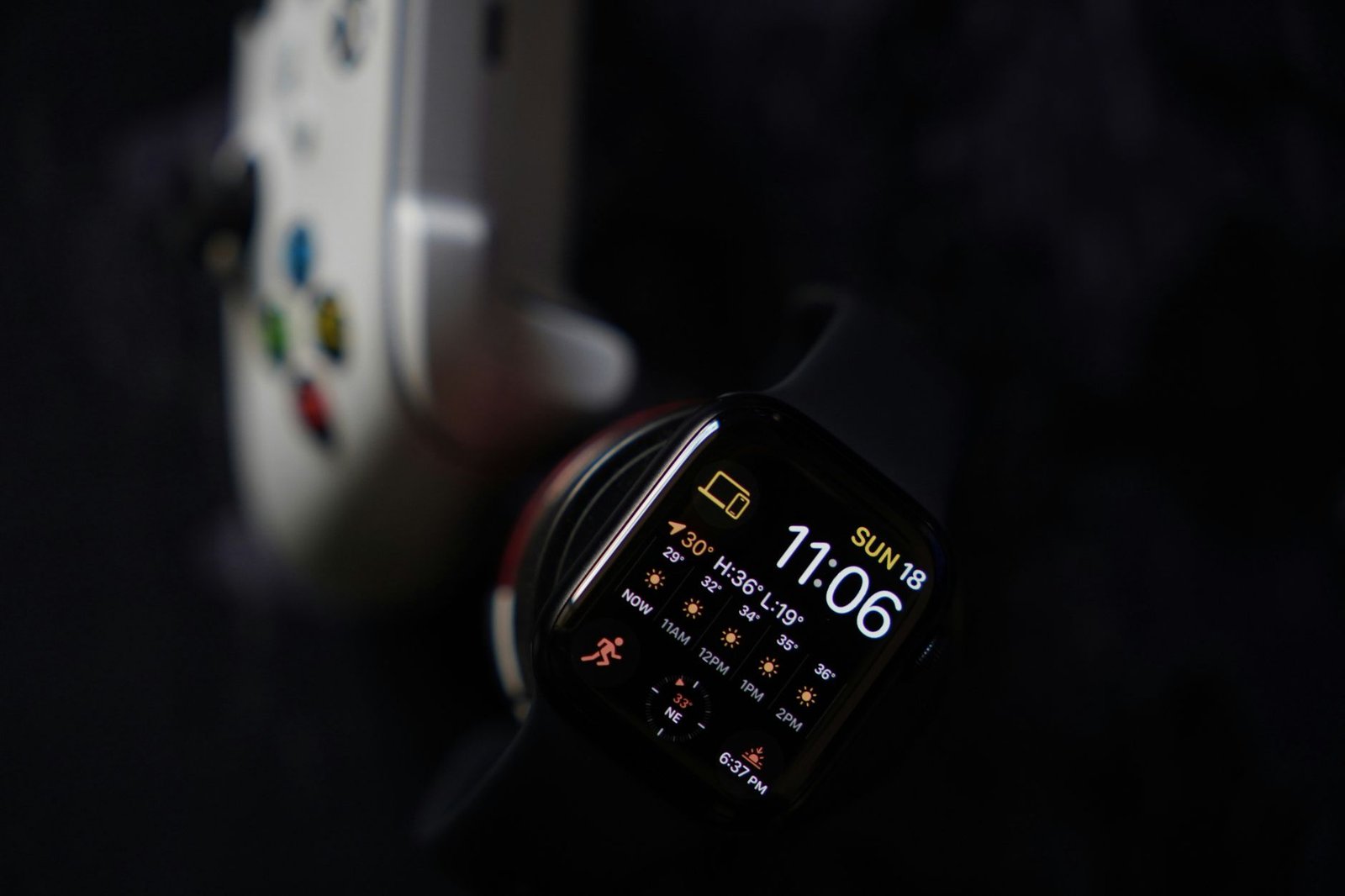 Dettaglio del display di uno smartwatch con le app e i sensori