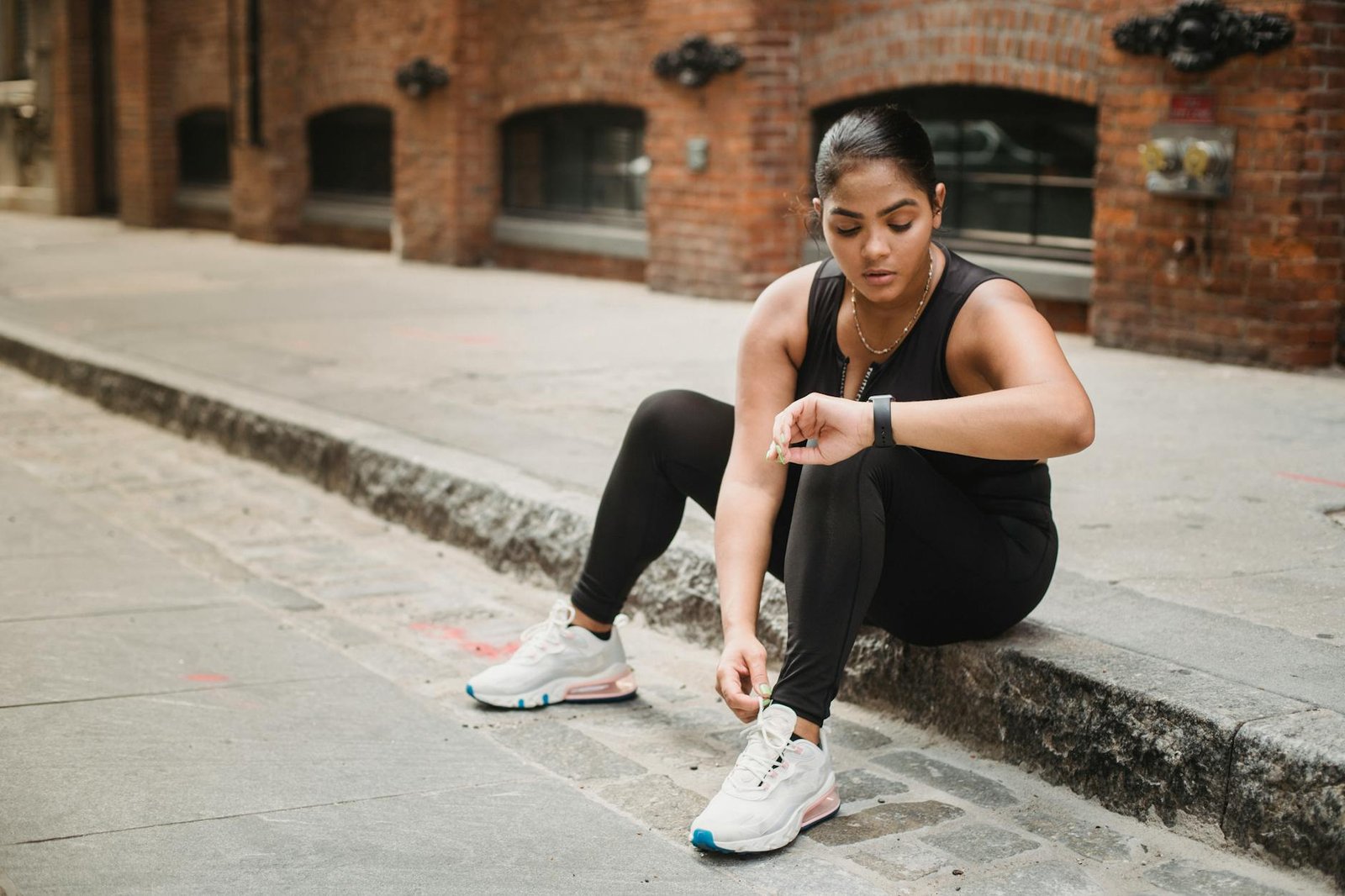 Smartwatch al polso durante una corsa all'aperto