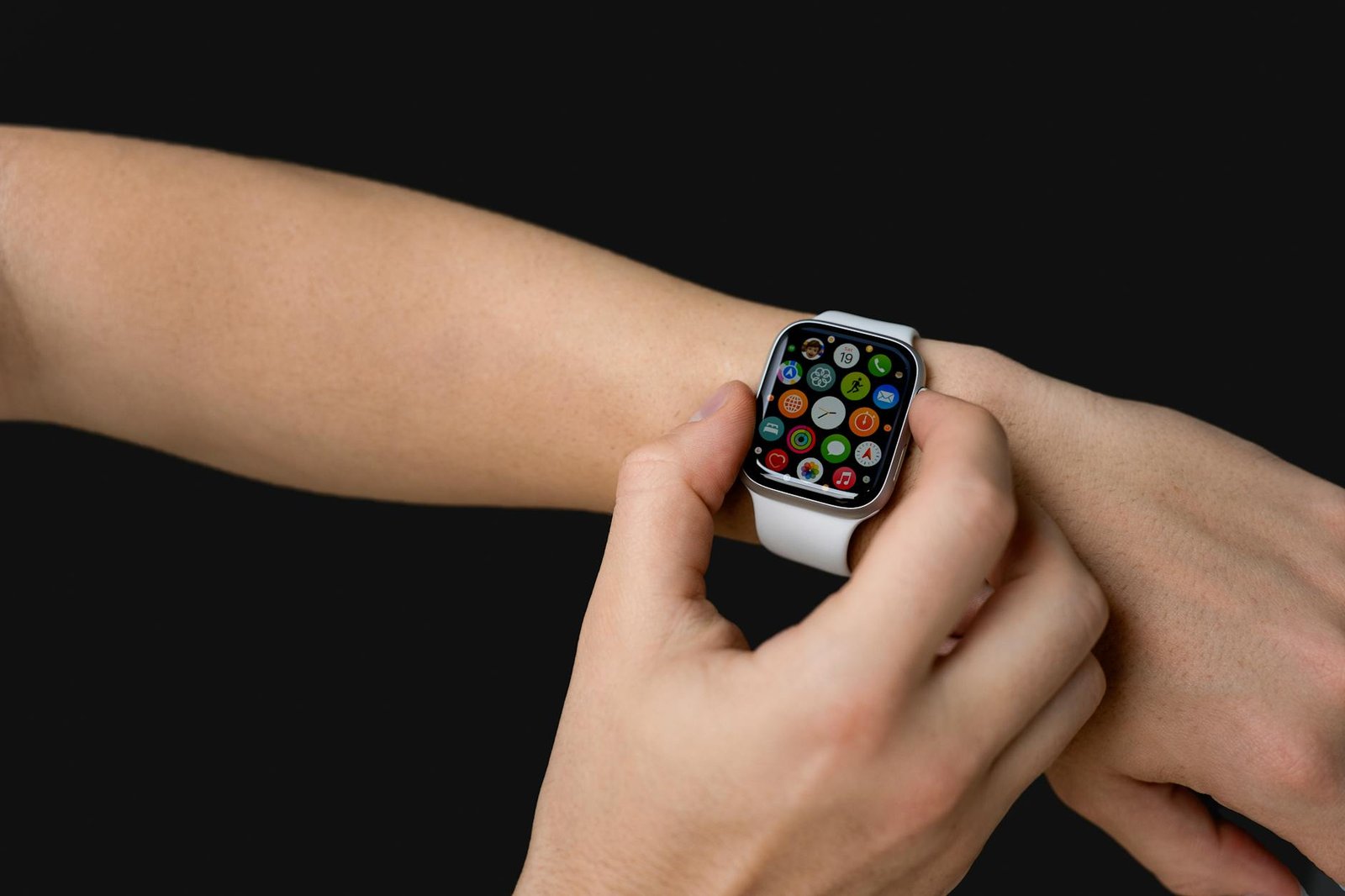 Notifiche su schermo di smartwatch in primo piano