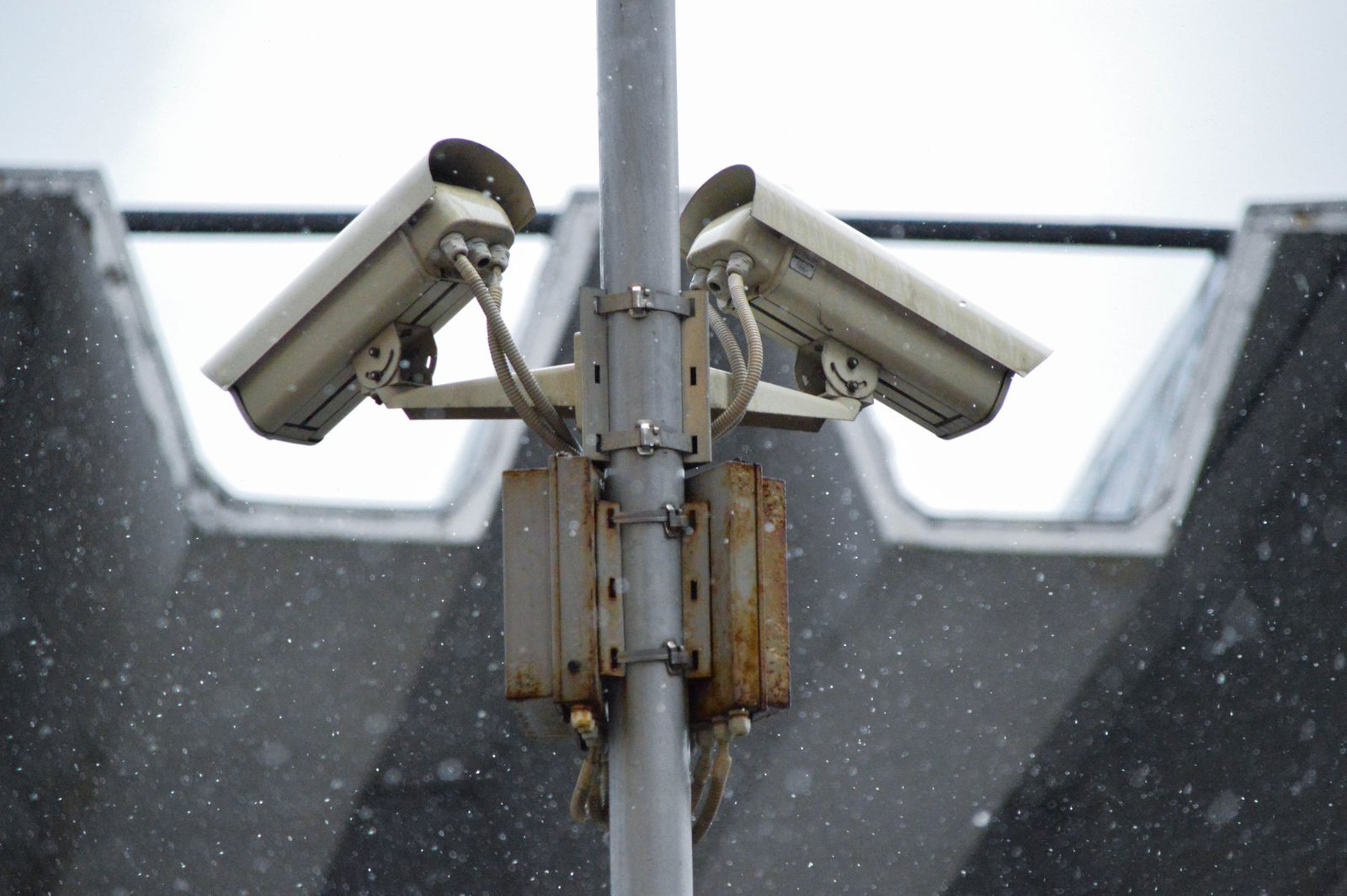 Telecamera di videosorveglianza da esterno installata su una casa