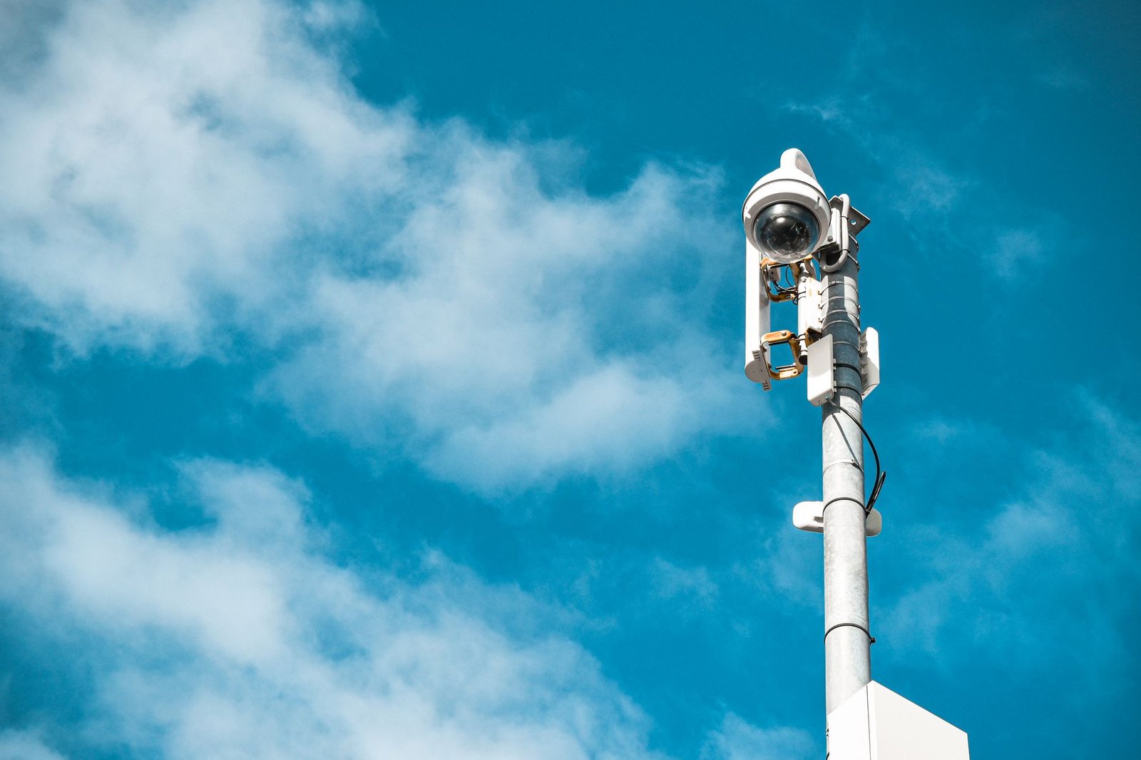 Telecamera di videosorveglianza da esterno installata all'ingresso di casa