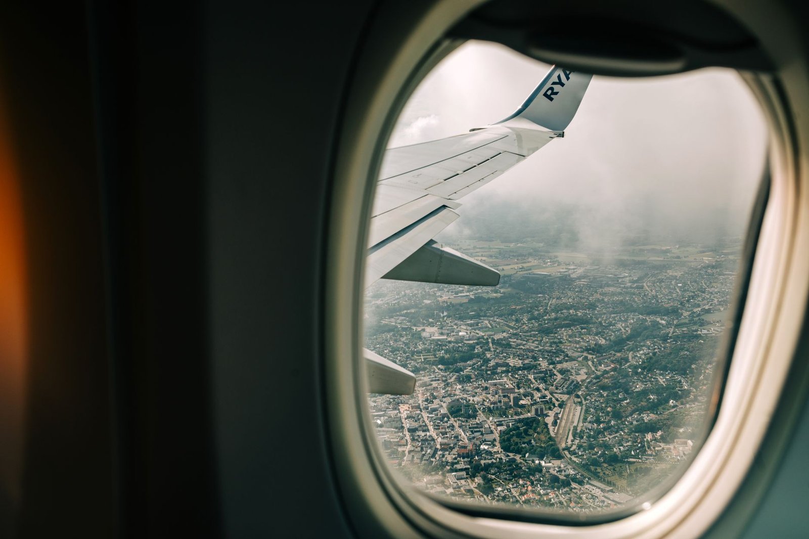 Vista dal finestrino di un aereo in viaggio