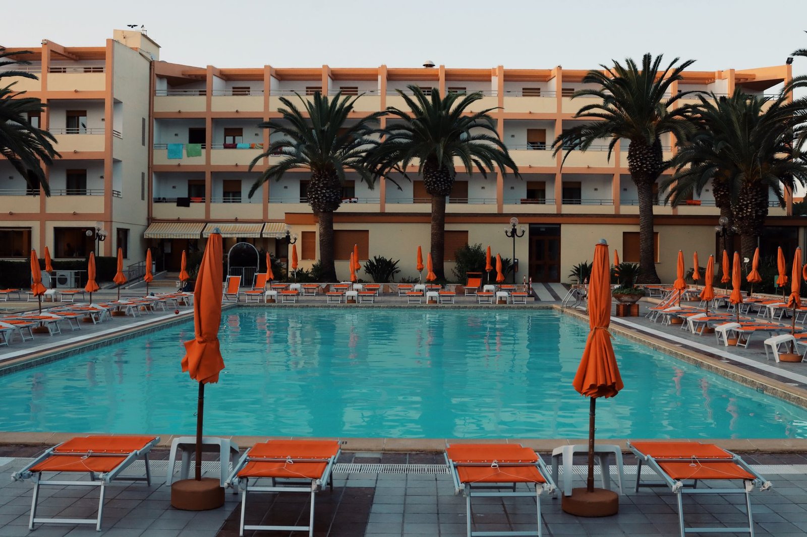 Piscina di un resort estivo con lettini