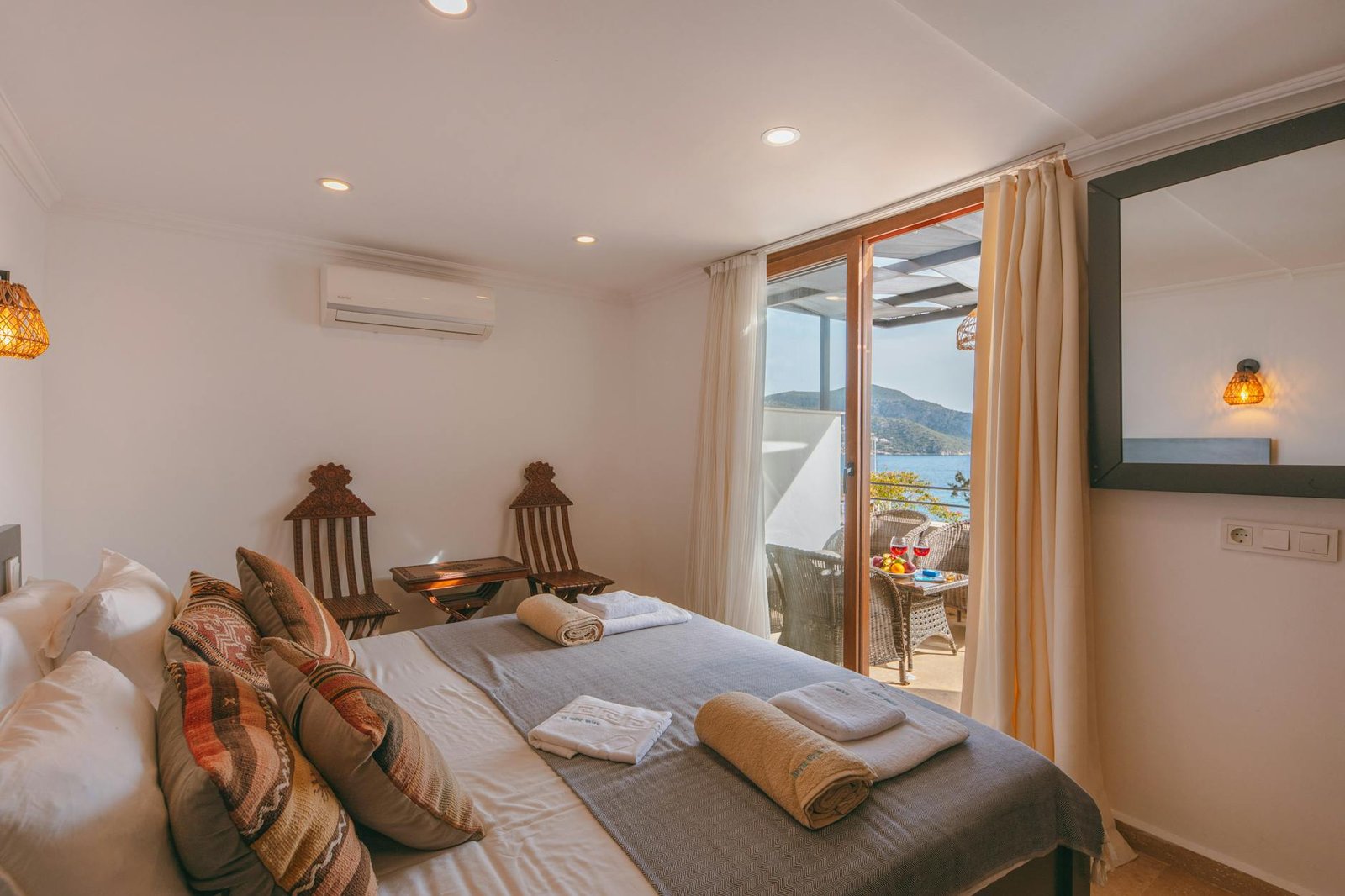 Camera d'hotel con vista mare per le vacanze estive