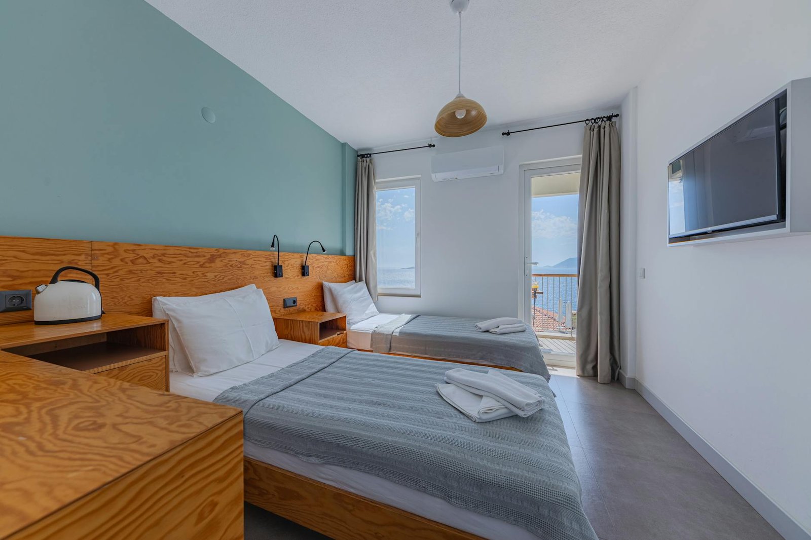 Camera d'albergo con balcone vista mare per le vacanze estive