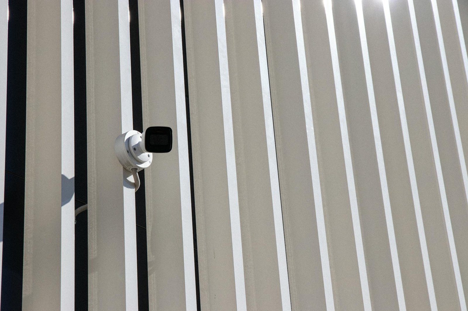 Installazione di una videocamera di sorveglianza sul muro esterno di una casa