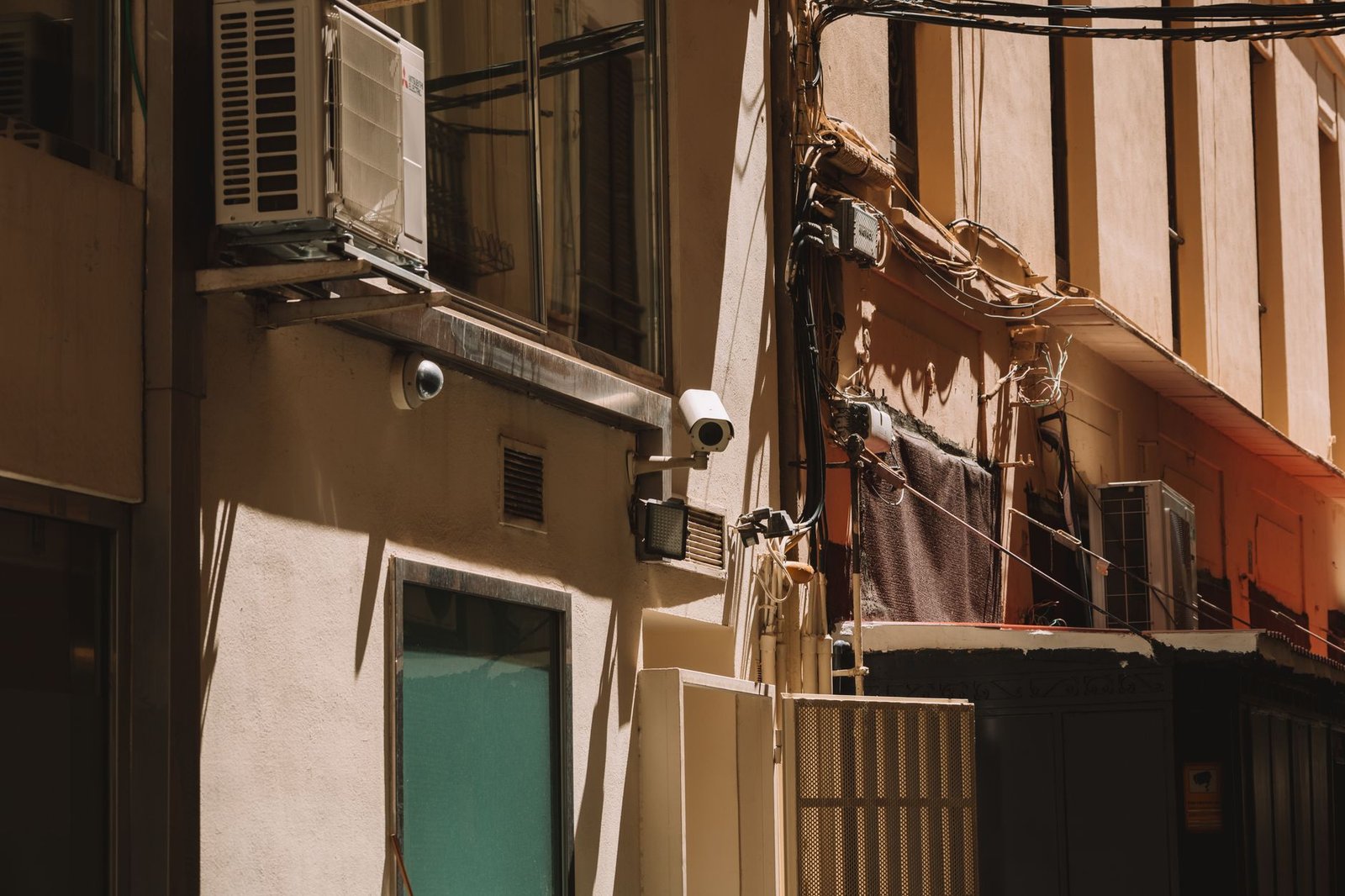 Telecamera di videosorveglianza da esterno installata sulla facciata di casa