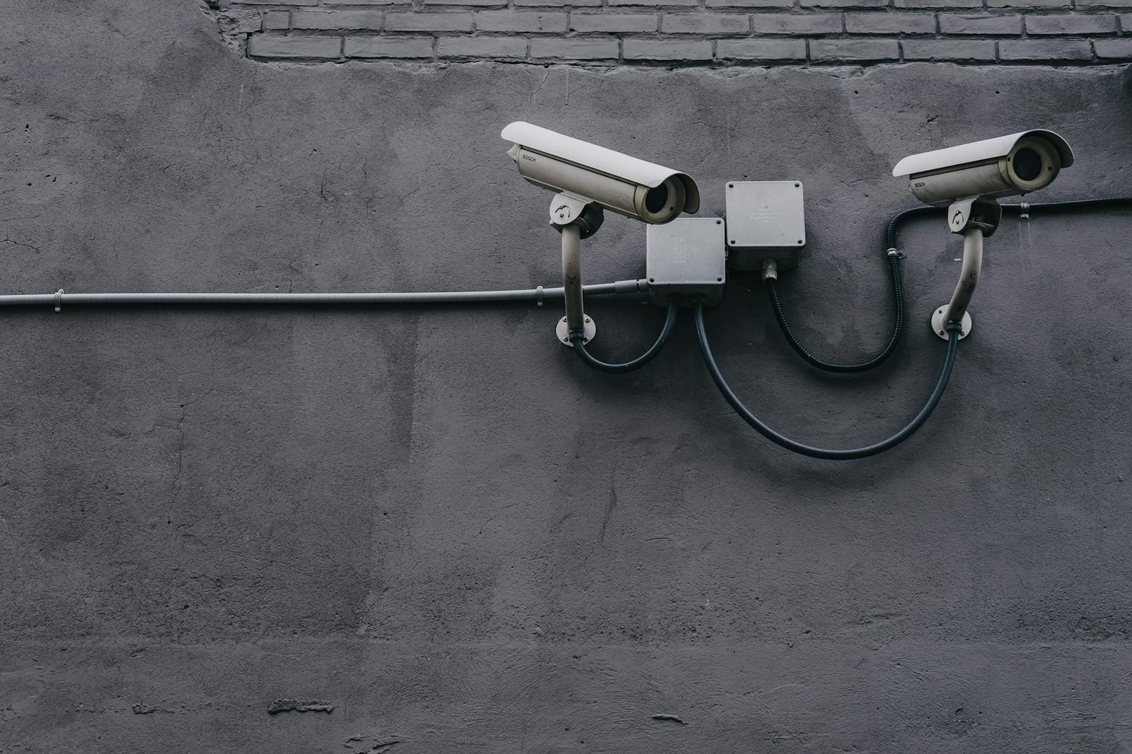 Telecamera di videosorveglianza installata all'esterno di un'abitazione