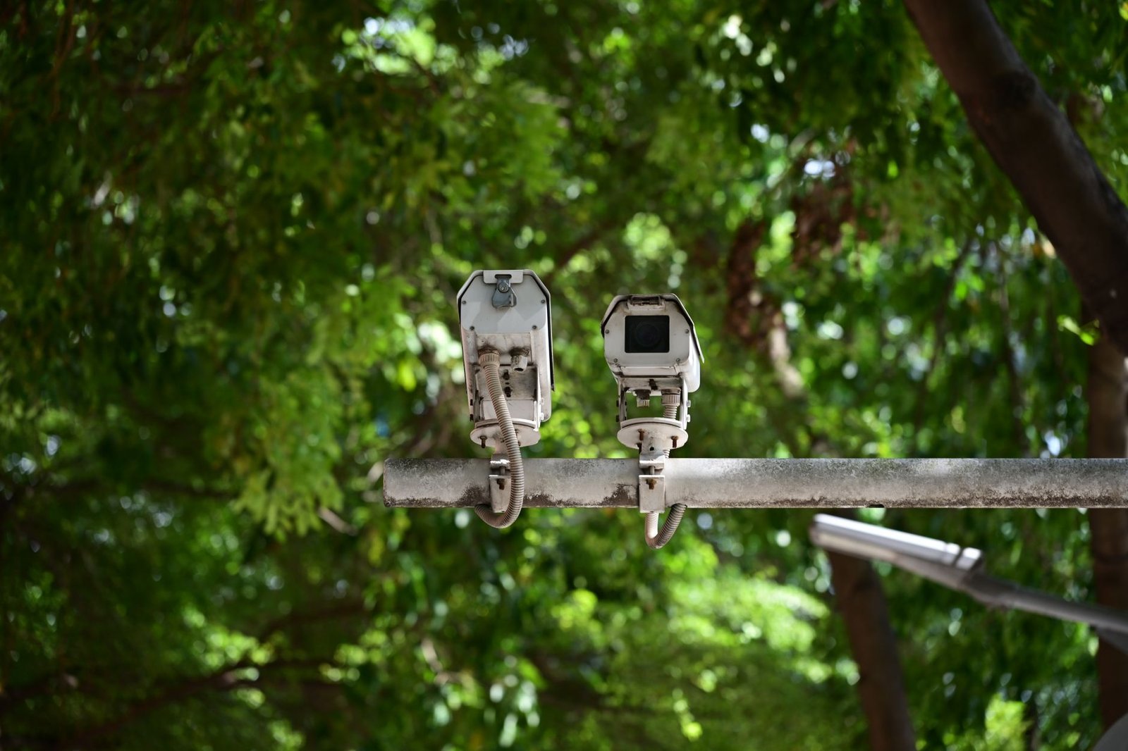 Telecamera di videosorveglianza installata all'esterno di casa
