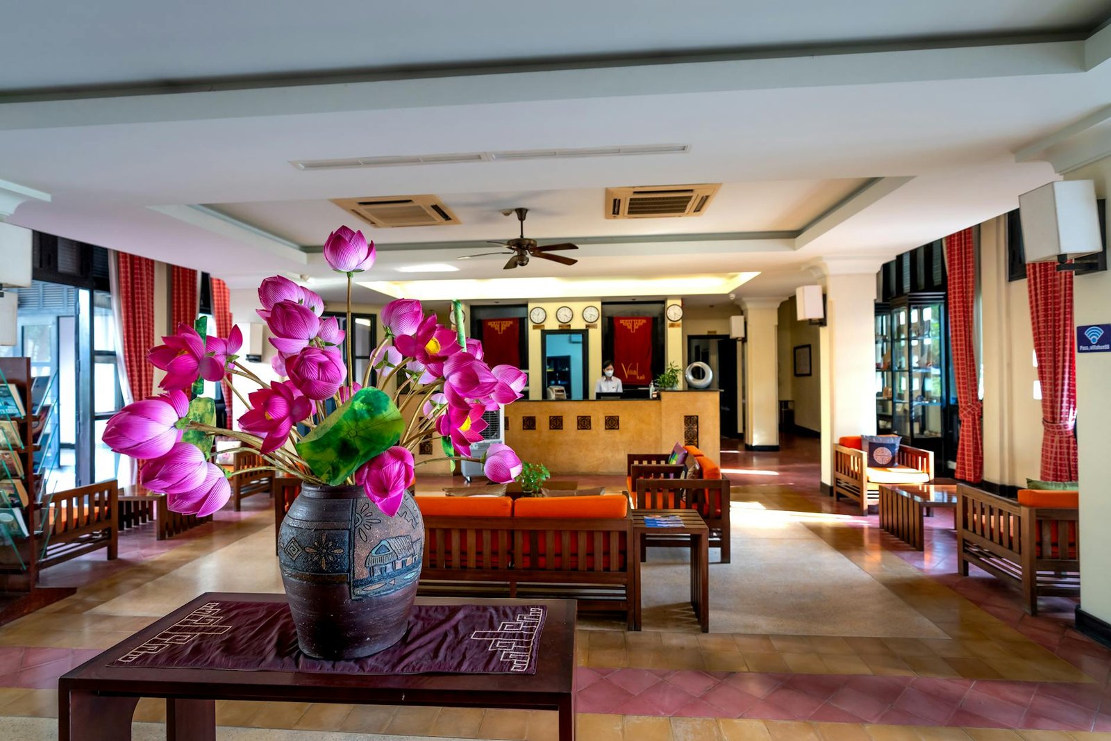 Reception di un hotel con bagagli di un viaggiatore